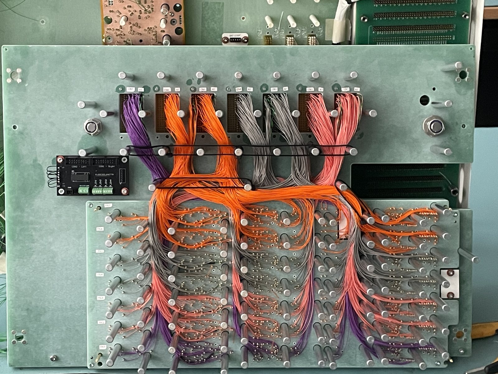 Cablaggio interno di un'attrezzatura di collaudo: fasci colorati smistati verso i connettori di prova