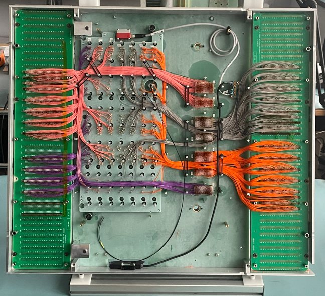 Interno di una fixture: smistamento dai connettori di prova alle schede di adattamento