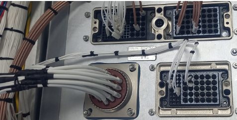 Connettori rettangolari e passaggi a parete su un pannello attrezzato, con cablaggi schermati